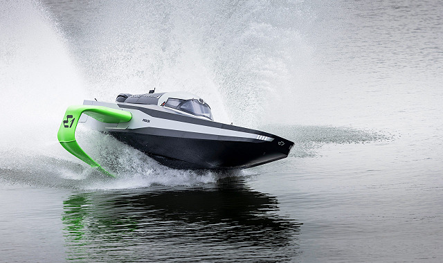 水面を飛ぶように進む電動レース艇「RaceBird」、初テスト成功――2023年 