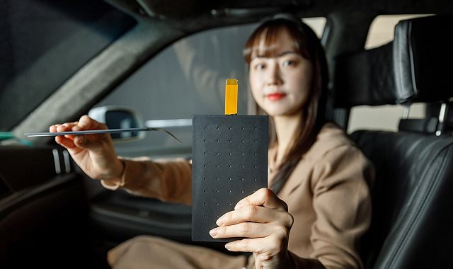 パスポートサイズの車載用スピーカー、韓国LG Displayが開発――内蔵型で ...
